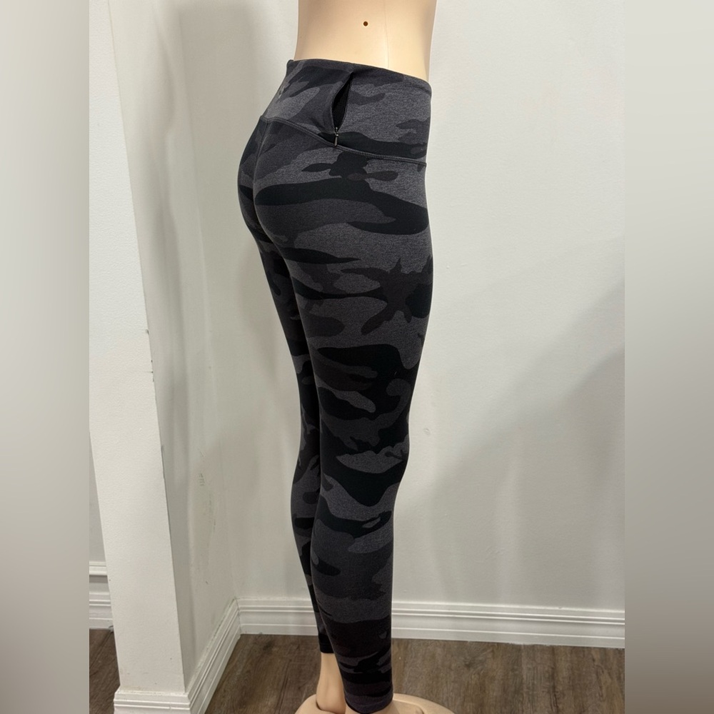 Tuff Athletics Black and Gray Camo Leggings Size Small - Picture 4 of 5
